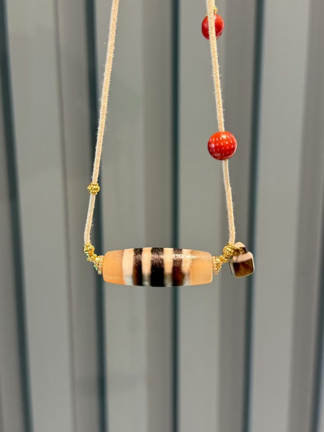 Water lucky color:Black and White Seven-Line Agate Necklace Aoao Toys