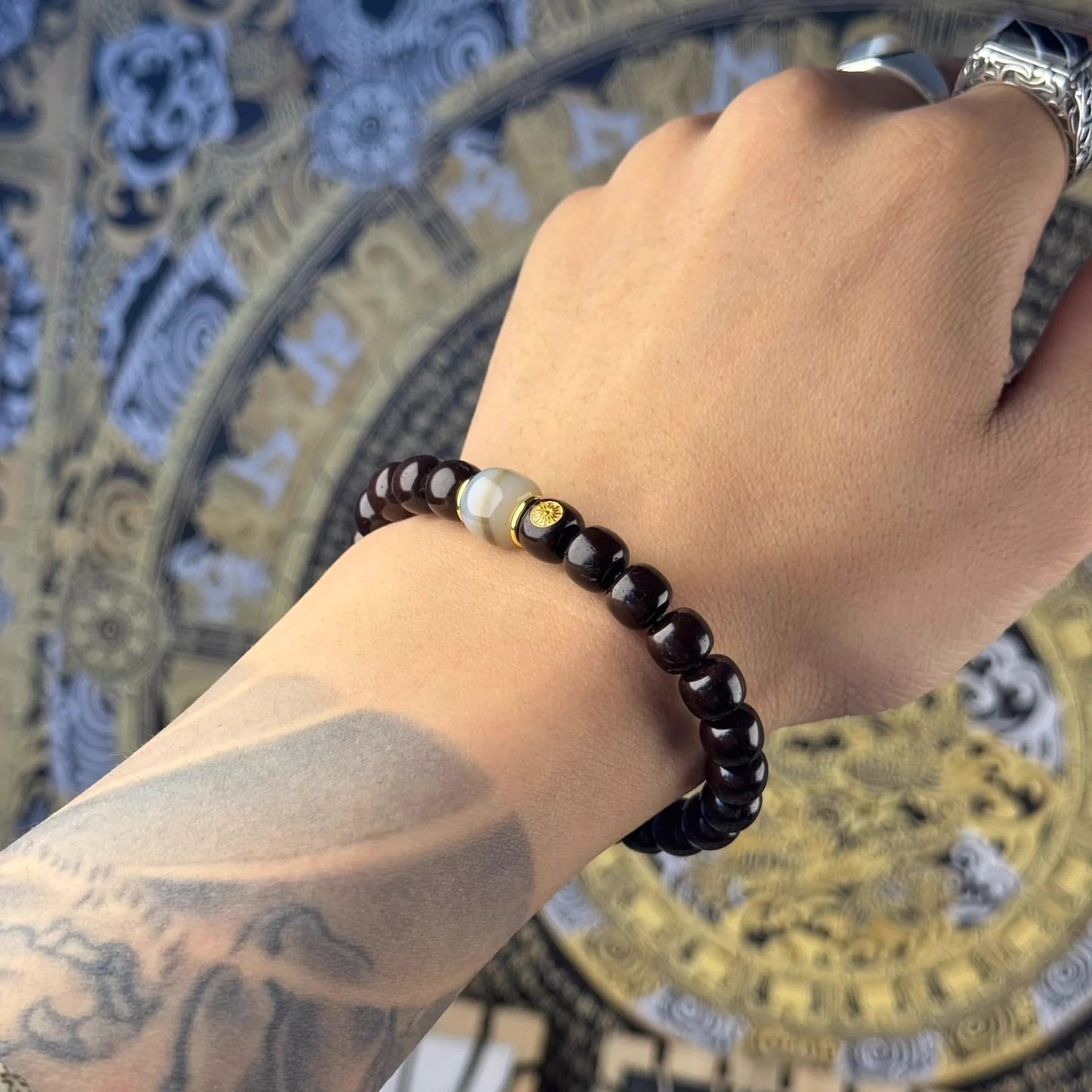 9×8mm (approx. 0.35×0.31 inches) Old-style Single-row Coconut Button Hand Bracelet with Natural Banded Agate Accents Aoao Toys