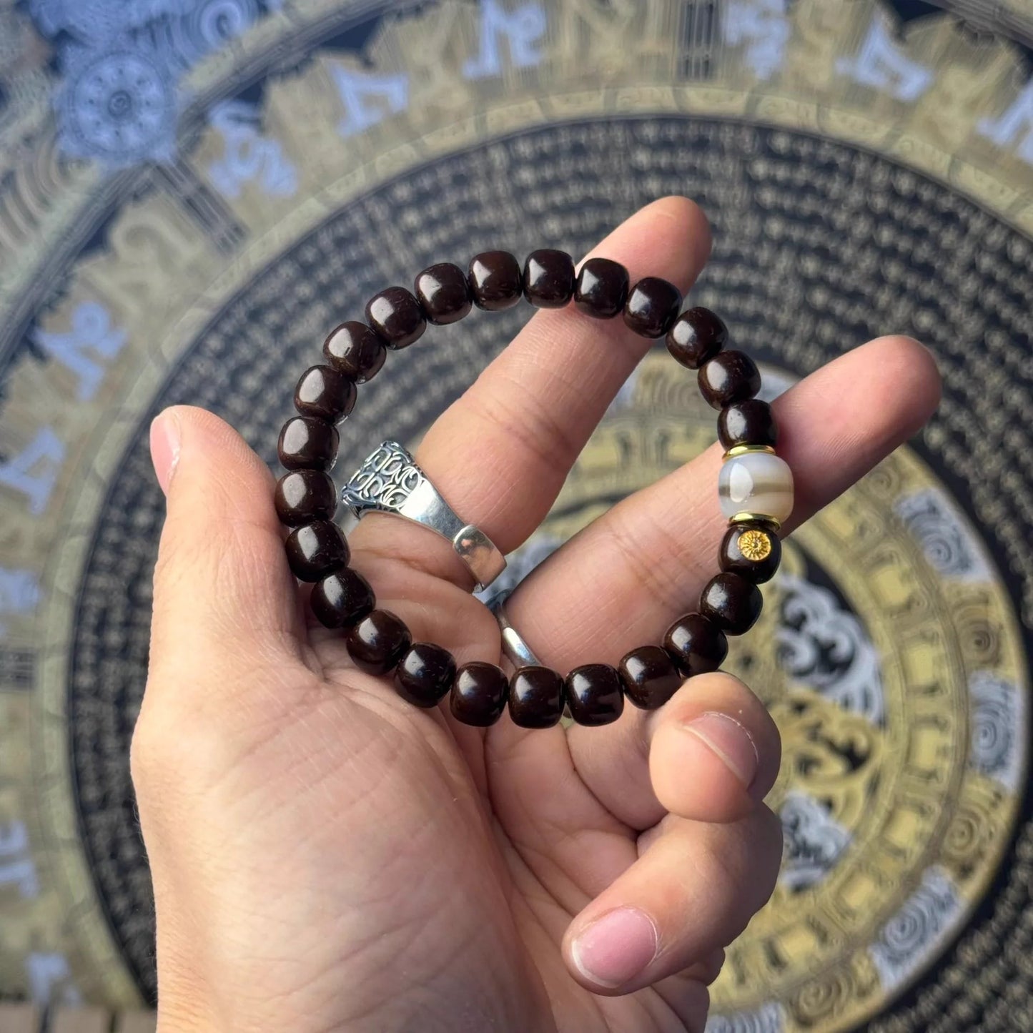 9×8mm (approx. 0.35×0.31 inches) Old-style Single-row Coconut Button Hand Bracelet with Natural Banded Agate Accents Aoao Toys