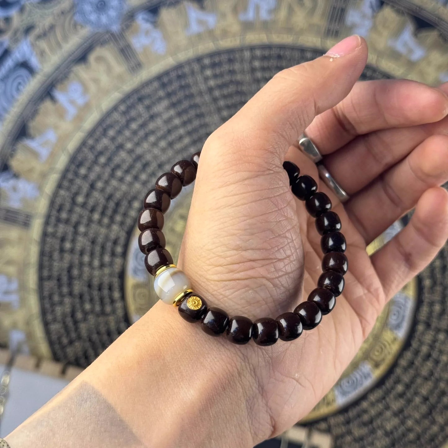 9×8mm (approx. 0.35×0.31 inches) Old-style Single-row Coconut Button Hand Bracelet with Natural Banded Agate Accents Aoao Toys