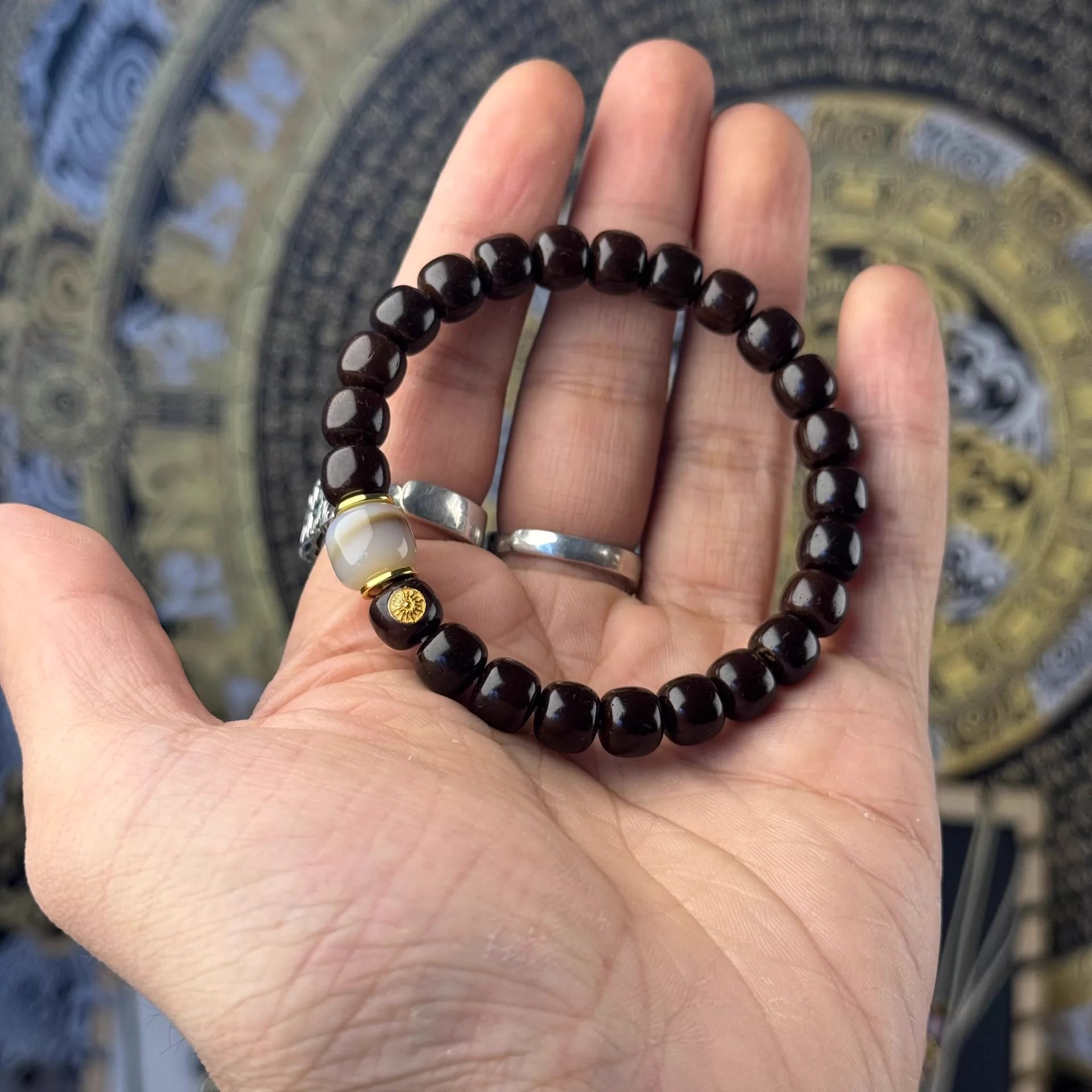 9×8mm (approx. 0.35×0.31 inches) Old-style Single-row Coconut Button Hand Bracelet with Natural Banded Agate Accents Aoao Toys